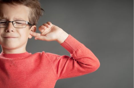 kid kept his finger on his hear and dont want to listen